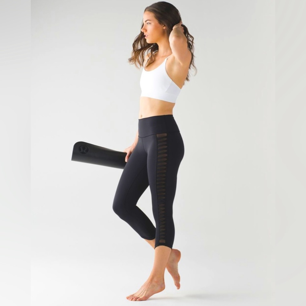 Lululemon Sunshine Salutation Crop (Full-On Luxtreme)
Black 8 BNWT